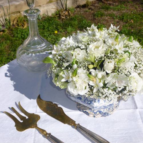 bouquets de fleurs pour un diner - vaisselle depareillee